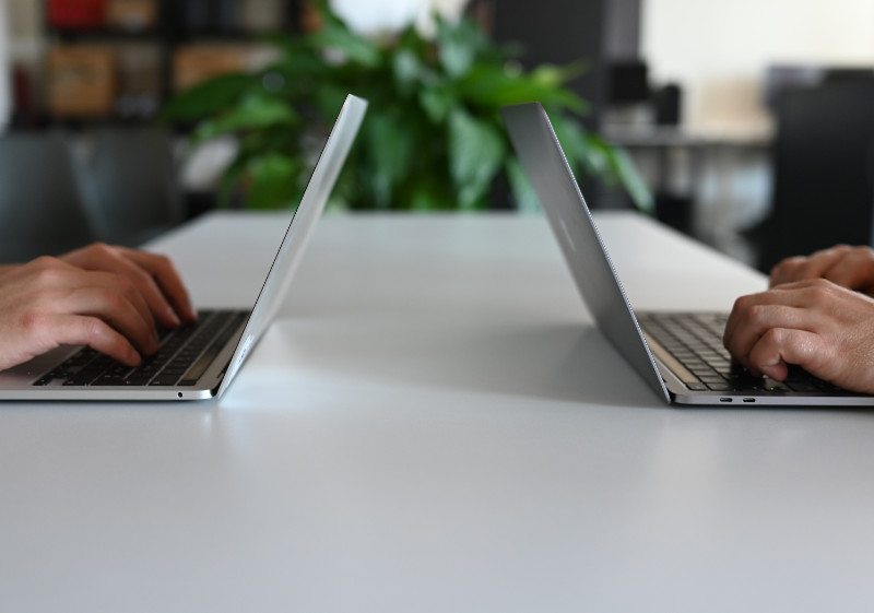 Zwei Laptops gegenüber als Symbolisierung des Early Connect Services.