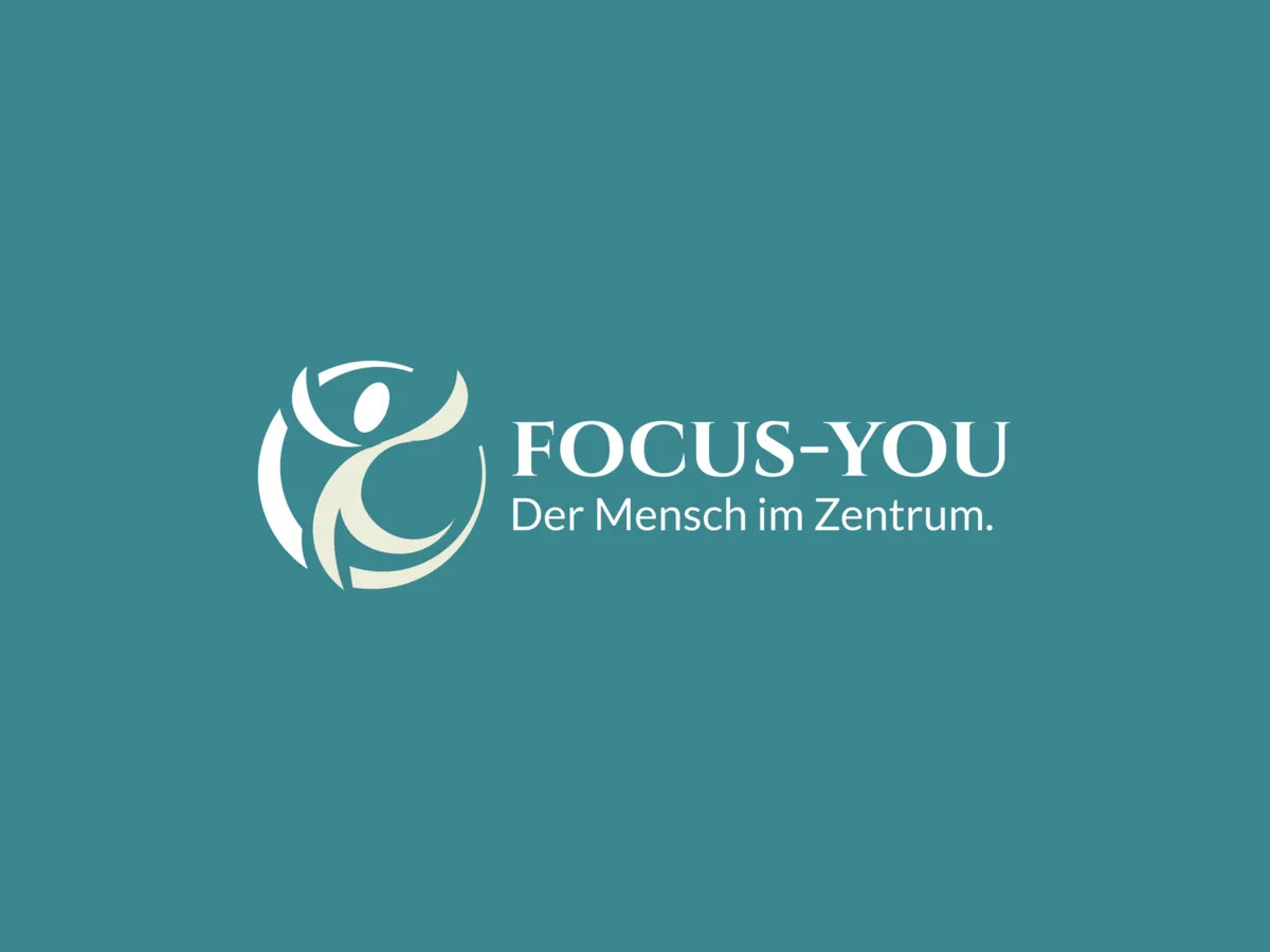 focus-you Logo auf petrolfarbenem Hintergrund mit Infrastruktur-Symbolen
