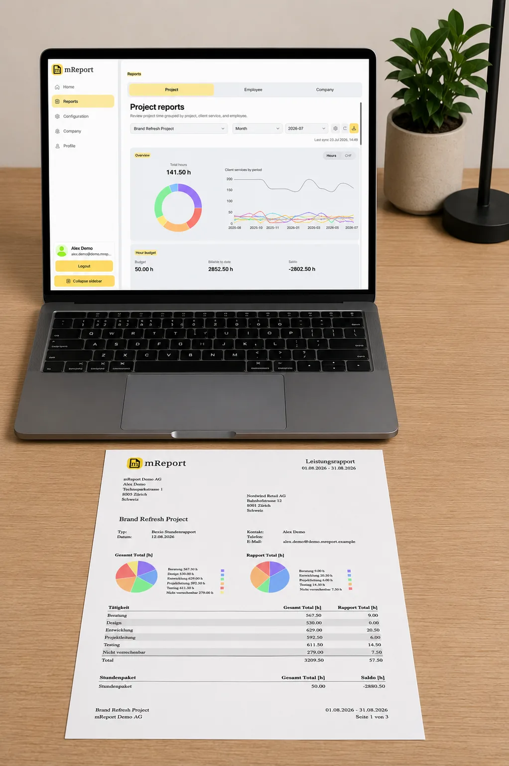 mReport Projekt-Dashboard auf einem Laptop, davor der ausgedruckte Leistungsrapport